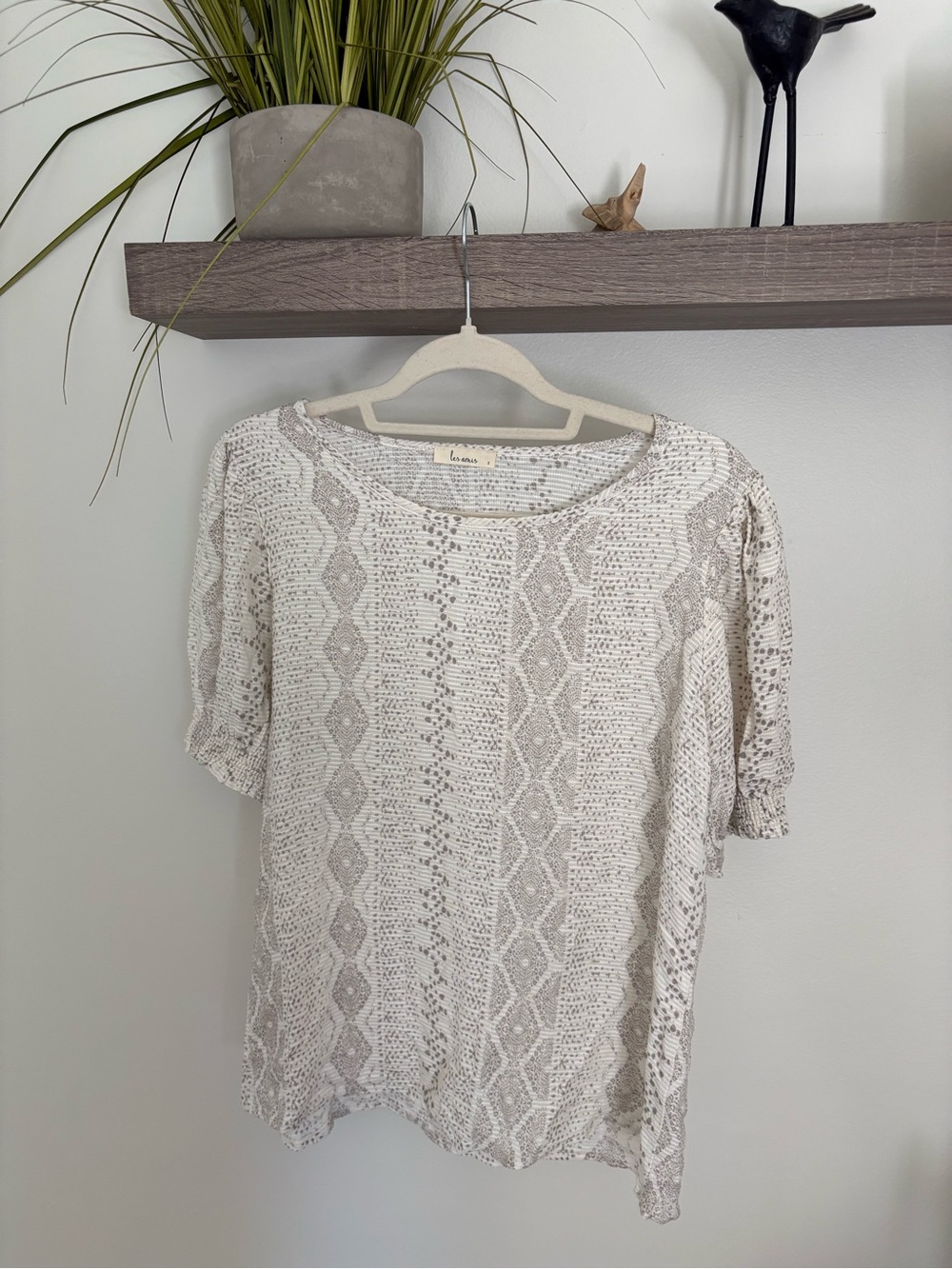 Le Lis Cream Patterned Knit Top small rayon snake print